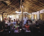 No povoado de Ribeirão do Boi, o professor José Luiz leciona para alunos do ensino fundamental