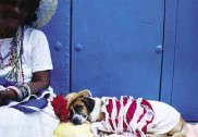 Durán e seu cão na Calle Obispo, no bairro de Havana Velha