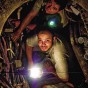 Trabalhadores da Telefônica fazem reparos no subterrâneo Trabalhadores da Telefônica fazem reparos no subterrâneo