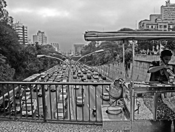 Enquanto veículos diversos pipocavam pela Avenida 23 de Maio, o pipoqueiro atendia seu cliente e também o telefone celular. Isto é São Paulo. Enquanto veículos diversos pipocavam pela Avenida 23 de Maio, o pipoqueiro atendia seu cliente e também o telefone celular. Isto é São Paulo.