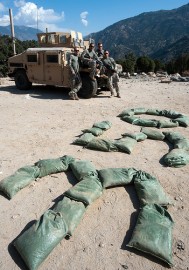 Soldados no Afeganistão fazendo o símbolo da campanha