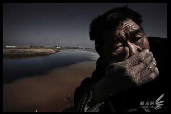 Pastor sufocado pelas emanações do Rio Amarelo, foto de Lu Guang