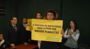 Ativistas do Greenpeace em reunião da Comissão de Meio Ambiente.  Foto: Greenpeace.org.br