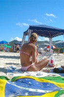 A menina e a praia, o Brasil e seus símbolos
