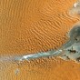 Deserto da Namíbia - O Parque Nacional Namib-Naukluft, onde as dunas formadas pelo vento costeiro chegam a 300 metros de altura