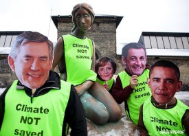 "Planeta não salvo" diz colete de líderes globais ao lado da sereia símbolo de Copenhague -- Foto do Greenpeace International