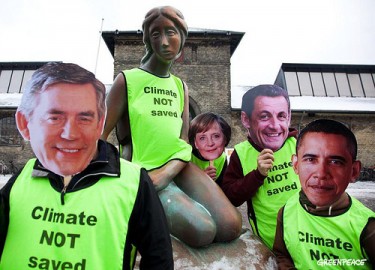 "Clima não salvo" diz colete de líderes globais ao lado da sereia símbolo de Copenhague -- Foto do Greenpeace International "Clima não salvo" diz colete de líderes globais ao lado da sereia símbolo de Copenhague -- Foto do Greenpeace International