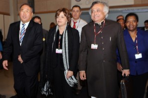 A ministra Dilma Roussef, em meio a ministros da China, Índia e África do Sul -- foto de www.iisd.ca