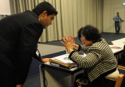 Bernaditas Muller, representante do G77, conversa com membro do AWG-LCA -- foto de www.iisd.ca