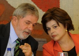 O Presidente Lula conversa com a ministra Dilma Rousseff dias antes dela partir para Copenhague -- foto de Wilson Dias/Agência Brasil