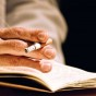 O vício - O escritor e ator e seu cigarro durante leitura de peça para o Teatro Para Alguém. Companhia?