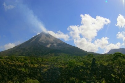 O vulcão Arenal, uma das atrações da Costa Rica / Foto de Adam Baker via Flickr