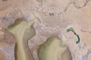 http://commons.wikimedia.org/wiki/File:Lake_Eyre_May_9,_2009.jpg