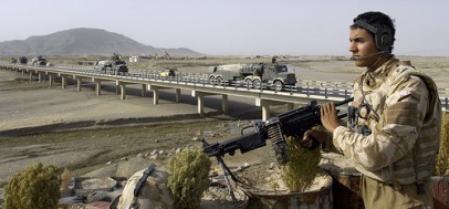 Comboio leva  combustível a Kandahar, supervisionado por soldado britânico. Foto de John Collins, da Marinha dos EUA, via Flickr.