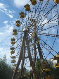 Roda gigante inaugurada uma semana antes da explosão e nunca utilizada. Foto de Carl Montgomery, via Flickr 