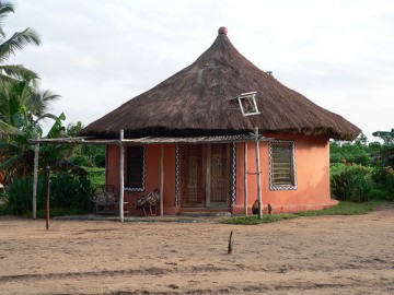 Cabana em hotel de selva de Gana com painel solar. Foto de Stig Nygaard/Flickr