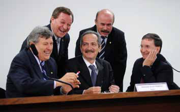 Da esquerda para a direita: Luis Carlos Heinze (PP-RS), Valdir Colatto (PMDB-SC), Aldo Rebelo (PCdoB-SP), Homero Pereira (PR-MT) e Moacir Micheletto (PMDB-PR). Foto de Janine Moraes / Agência Câmara.