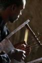 Jovem músico toca o k'ra, instrumento tradicional da Etiópia. Crédito: Steve Evans