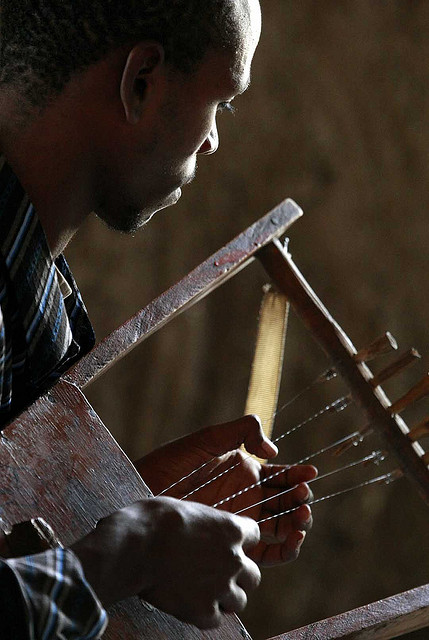 Jovem músico toca o k'ra, instrumento tradicional da Etiópia. Crédito: Steve Evans 
