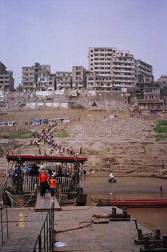 Imagem da cidade de Chongqing em 2002, antes de ser inundada pela represa da usina de Três Gargantas. Foto de Ray_from_LA / Flickruma das cidades inundadas pelo lago de Três Gargantas