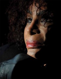 elza_700 Elza Soares nasceu em 1937 em uma favela do Rio de Janeiro e foi casada com Garrincha. Tornou-se popular com suas interpretações para samba e aventurou-se pelo rock, bossa, música eletrônica e funk. Em 2000, foi eleita Cantora do Milênio pela BBC de Londres