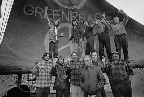 Primeira tripulação de ativistas do Greenpeace, em 1971, saiu pelo litoral canadense para impedir a realização de testes nucleares em uma ilha. (Crédito: Greenpeace / Robert Keziere)