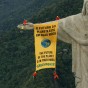 Em março de 2006, ano em que o Brasil sediou a Convenção sobre Diversidade Biológica, ativistas do Greenpeace colocam banner no Cristo Redentor para pedir aos governos mundiais proteção para a biodiversidade. Nesse . (Crédito: Daniel Beltrá / Greenpeace)