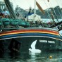 Antes de partir do porto de Auckland, na Nova Zelândia, para protestar contra testes nucleares franceses, o navio do Greenpeace Rainbow Warrior foi bombardeado e afundado por membros do serviço secreto francês. Fernando Pereira, fotógrafo a bordo, foi atingido pela segunda explosão e se afogou. (Crédito: Greenpeace / John Miller)