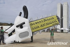 Ação do Greenpeace na campanha "Desliga a Motoserra" (Crédito: Greenpeace)