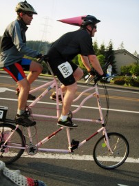 Sim, bicicletas mais altas do que carros são comuns no trânsito de Portland. Foto de Gabriel Amadeus/ Flickr