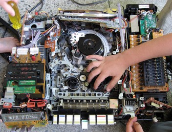 Garotos desmantelam equipamento Betamax. Foto de Steve Juvertson/Flickr