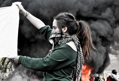 Manifestante chilena em protesto contra construção de barragem na Patagônia. Foto de Davidlohr Bueso/Flickr.
