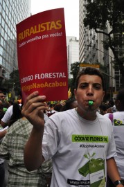 Durante a Rio+20, manifestante dá cartão vermelho para a política ruralista. Foto Fábio Caffé/ Imagens do Povo