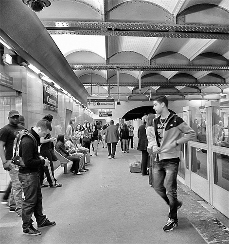Cena do metrô parisiense. Foto de Monica Arellano-Ongpin/Flickr
