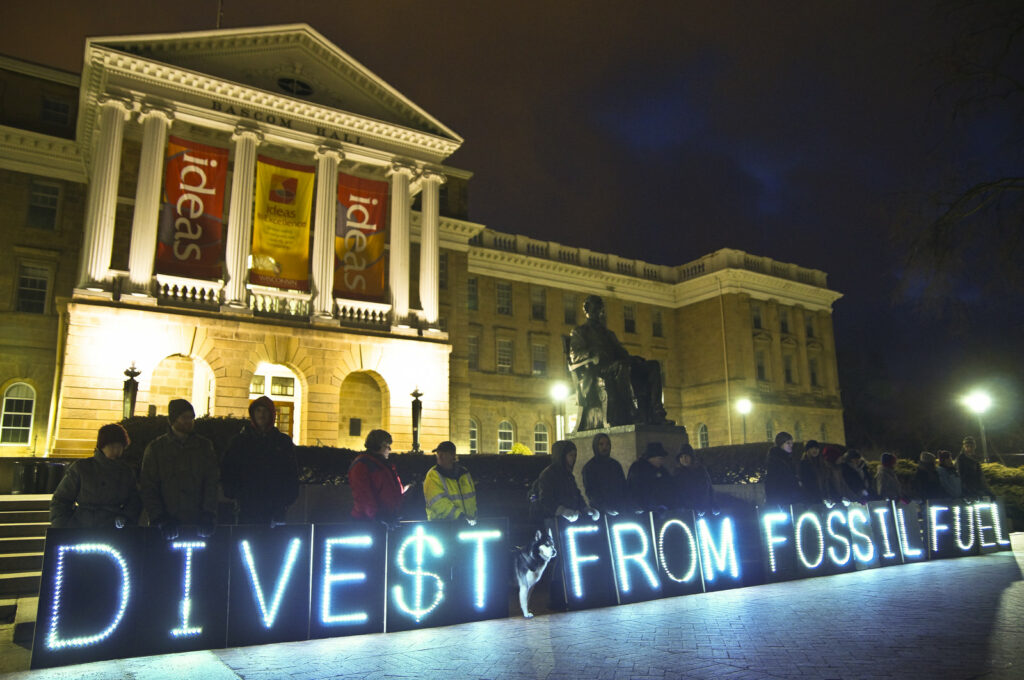 Manifestantes em frente à Universidade de Washington, nos Estados Unidos, com pedidos para que a instituição retire seus investimentos de projetos energéticos baseados em fontes fósseis (crédito: Joe Brusky/Flickr - CC BY 2.0) 