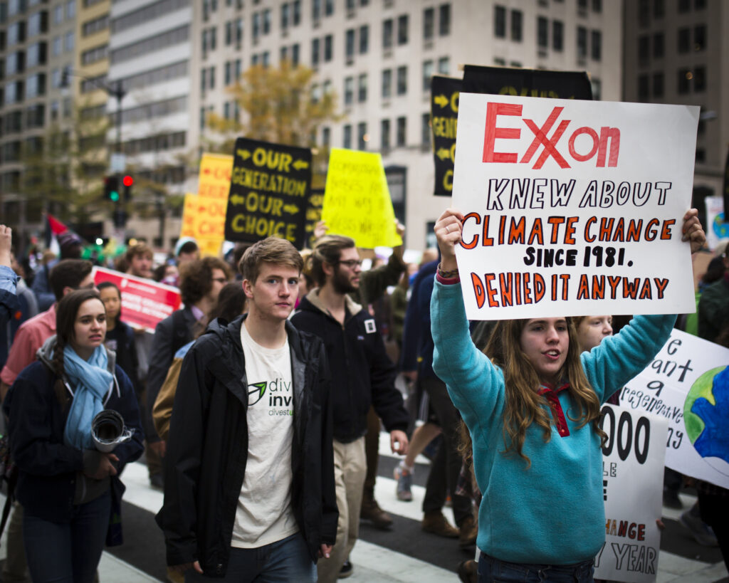 De acordo com documentos publicados pela imprensa norte-americana em 2015, a ExxonMobil tinha estudos científicos que apontavam para a relação entre o uso de combustíveis fósseis e mudança do clima desde o final dos anos 1970 (crédito: Johnny Silvercloud/Flickr - CC BY-SA 2.0)
