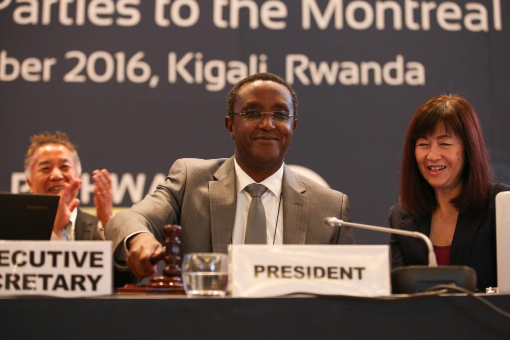 Vincent Biruta, presidente do 28º Encontro das Partes (MOP 28) do Protocolo de Montreal, oficializa a adotação da Emenda de Kigali (crédito: Kiara Worth/IISD ENB)