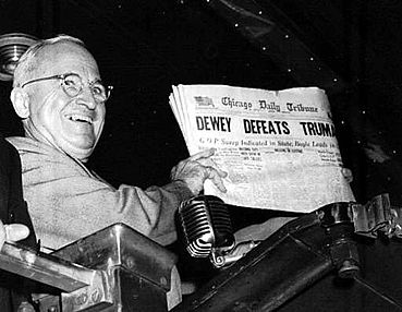 A foto antológica: presidente reeleito, Harry S. Truman posa com capa de jornal que apontava a sua derrota na eleição de 1948 (crédito: Byron Rollins/AP - Wikimedia/Fair Use)