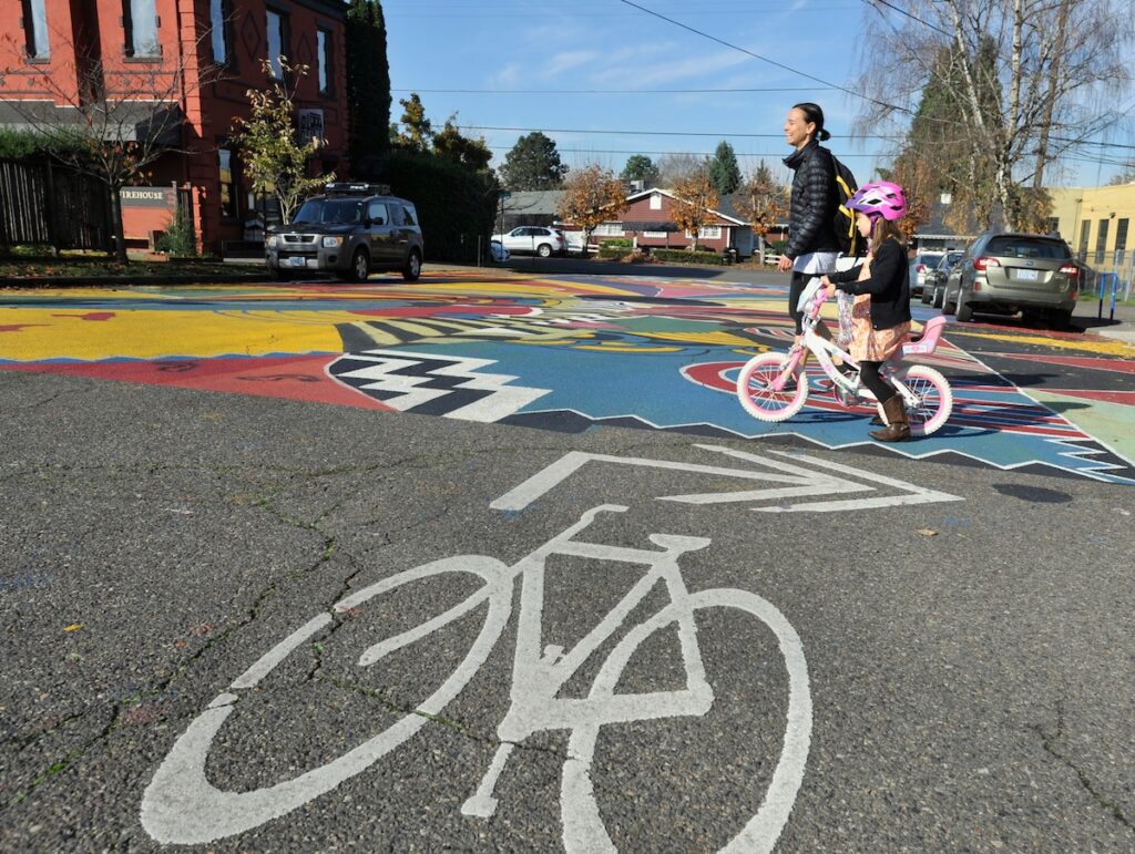 Dentre as iniciativas do plano de Portland para reduzir suas emissões, a cidade investiu em ciclofaixas que conectam todos os bairros da cidade e que oferecem uma opção segura de mobilidade para os ciclistas (crédito: Greg Wahl-Stephens/AP/C40)