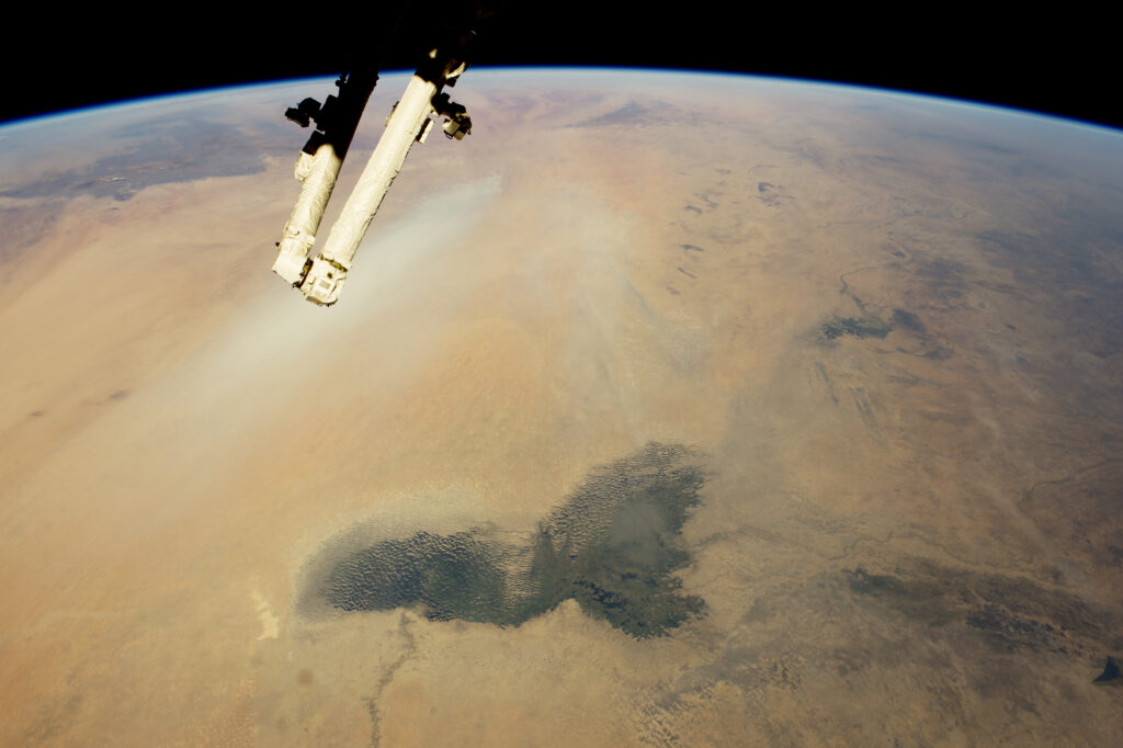 Imagem capturada em fevereiro de 2015 pela Estação Espacial Internacional (ISS) mostra situação do Lago Chade; o grandioso lago que se estendia por quase mil quilômetros hoje não passa dos 200 km (crédito: NASA)
