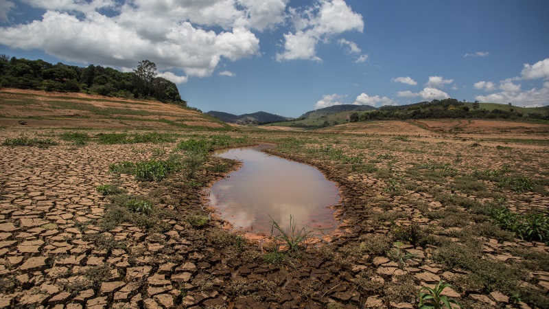 A terra rachada tomou conta do leito de muitos dos reservatórios do Sistema Cantareira (SP) no auge da crise hídrica, no começo de 2015 (crédito: Mídia Ninja/Flickr - CC BY-NC-SA 2.0)
