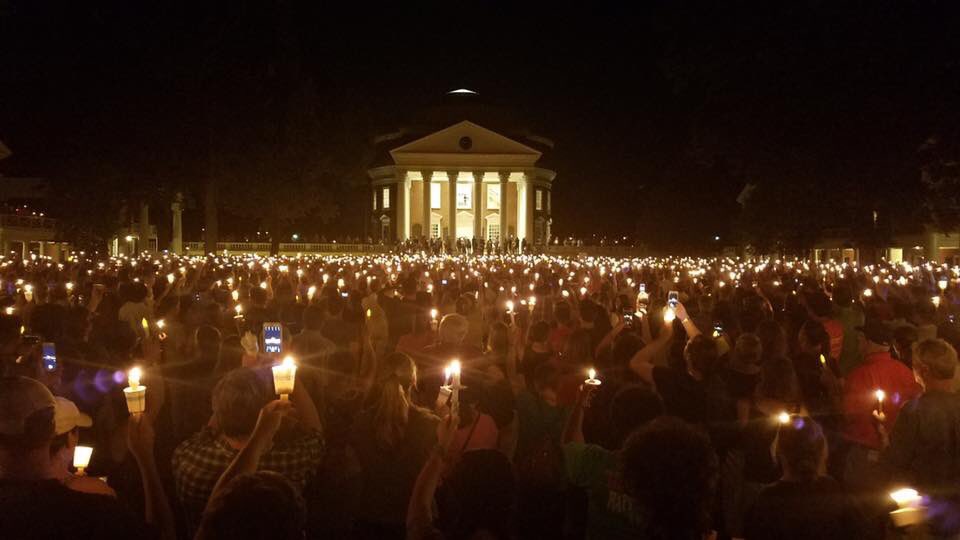 Vigília em homenagem a Heather Heyer no campus da Universidade da Virginia em 16/8, no mesmo local da manifestação da extrema-direita quatro dias antes (Twitter)