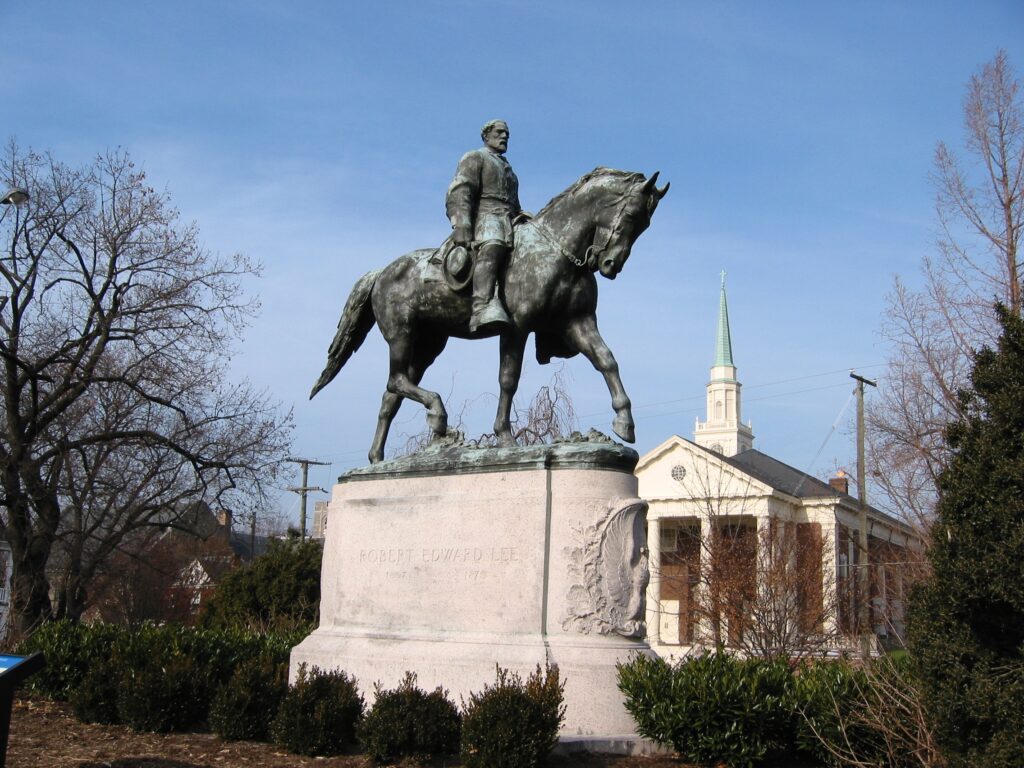 O estátua do comandante do exército confederado Robert E. Lee, instalada desde 1924 em um parque no centro de Charlottesville (Wikimedia/Domínio Público)