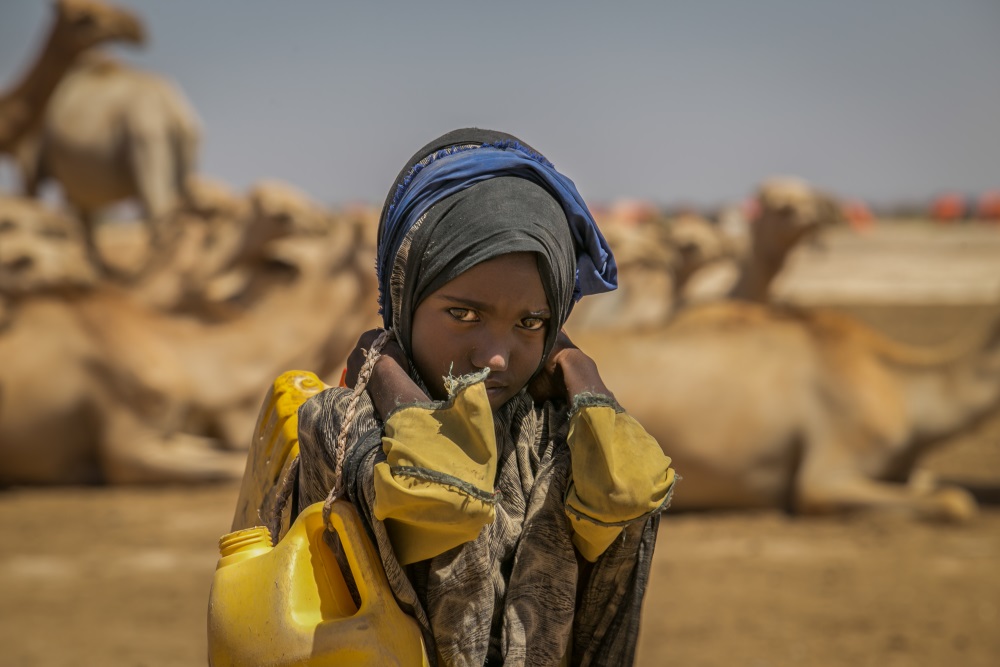 A seca provocada pelo El Niño nos últimos dois anos na Etiópia persistiu em 2017, com mais uma temporada chuvosa com precipitações abaixo da média; mais de oito milhões estão em situação de necessidade no país, como a pequena Sulem Hire, de nove anos, que vive perto da fronteira com a Somália (crédito: Mulugeta Ayene/UNICEF)