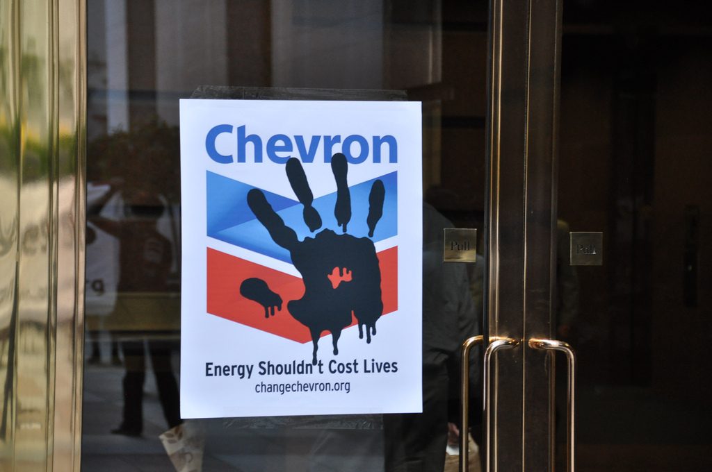 Cartaz em protesto contra a ExxonMobil pelos impactos de suas operações sobre o meio ambiente e as comunidades pobres afetadas em todo o mundo (foto: Rainforest Action Network/Flickr - CC 2.0)