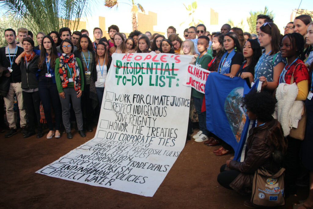 Manifestação de jovens durante a Conferência do Clima de Marrakech (COP 22) contra o presidente eleito Donald J. Trump (crédito: Takver/Flickr - CC BY-SA 2.0)