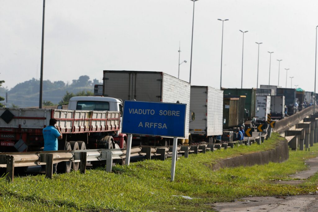 Apagão dos combustíveis reforça a necessidade de descarbonizar o transporte