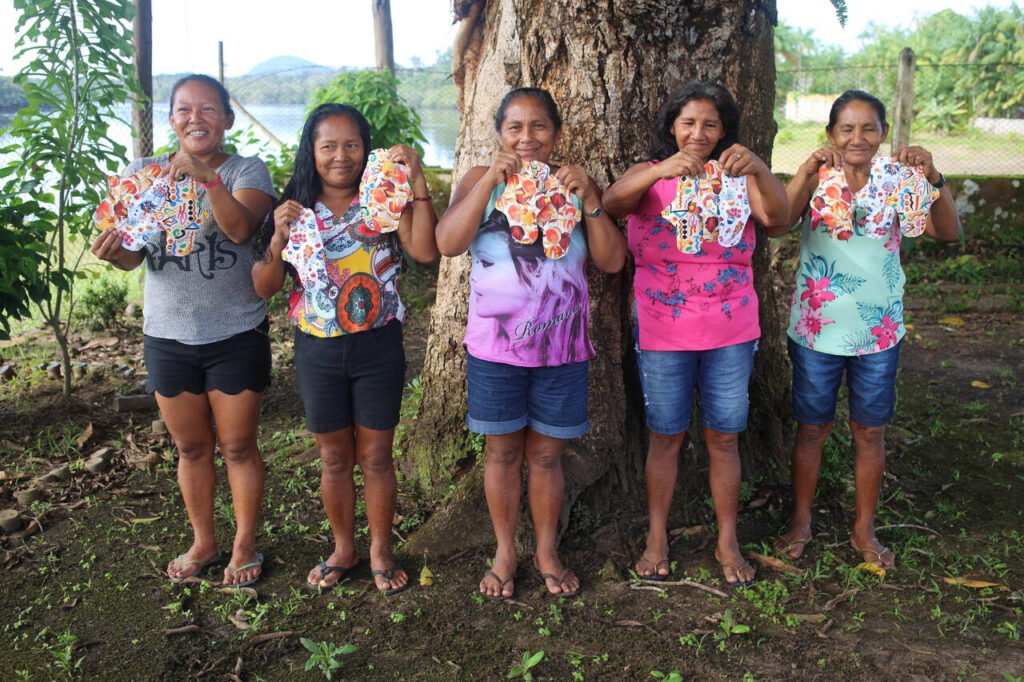 Mulheres baniwa entram na produção de absorventes de pano
