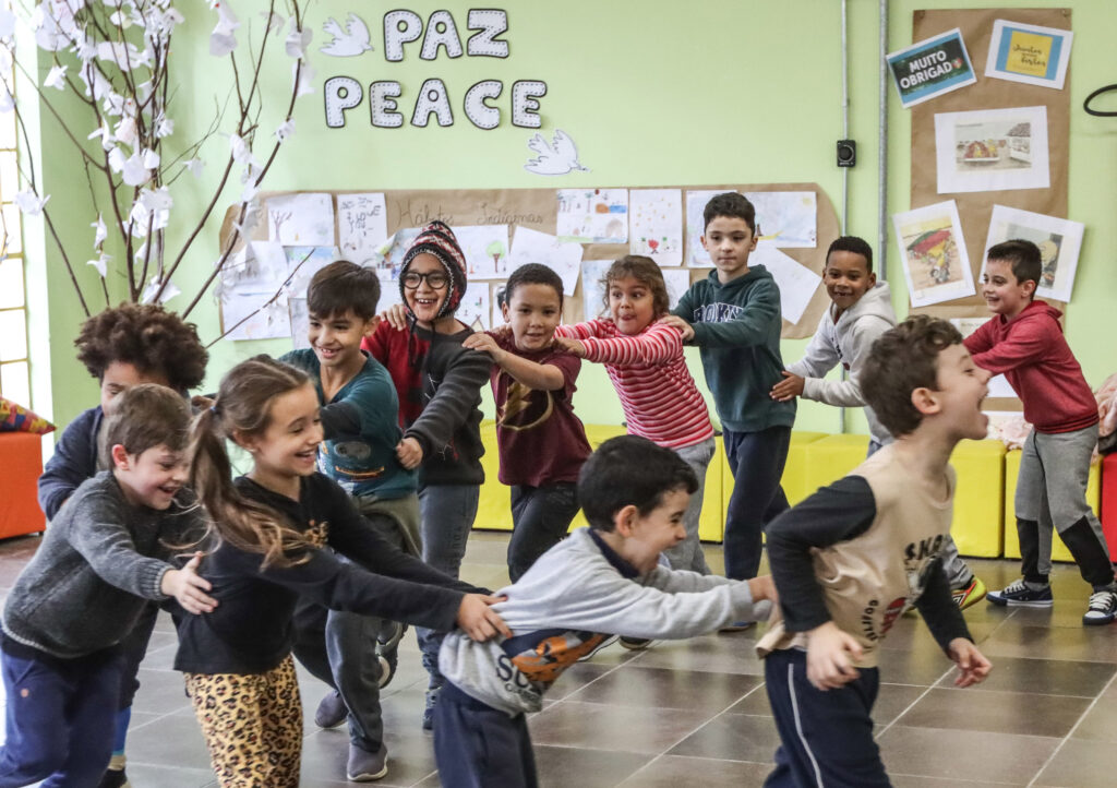 Crianças de família de alta renda acumulam 7 mil horas a mais de aprendizado que a baixa renda
